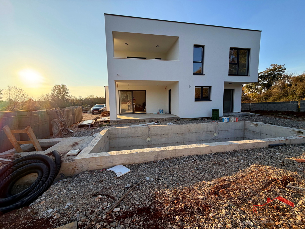 Pola, dintorni di Loborika, casa bifamiliare con piscina
