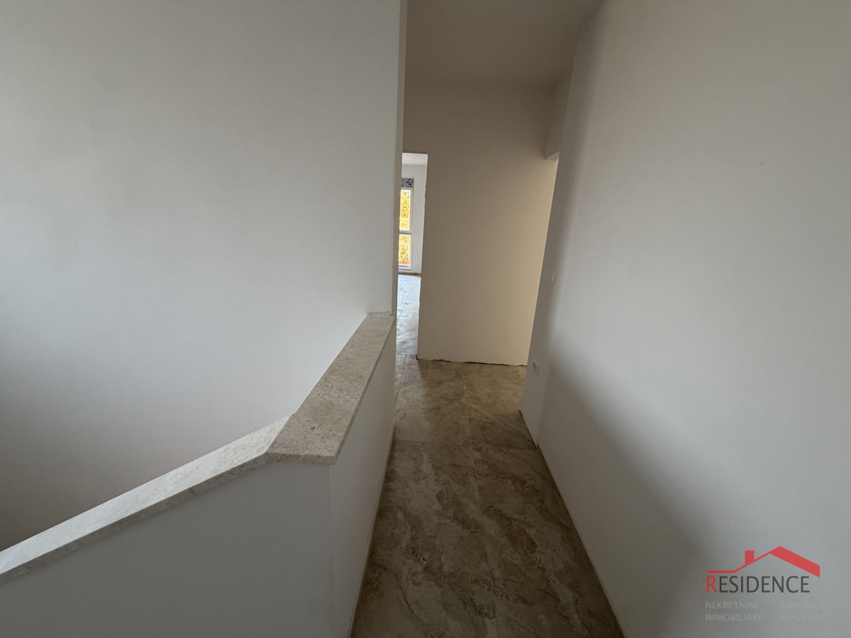 Pola, dintorni di Loborika, casa bifamiliare con piscina