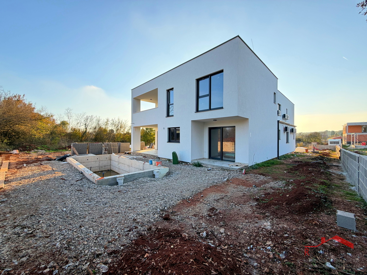 Pola, dintorni di Loborika, casa bifamiliare con piscina