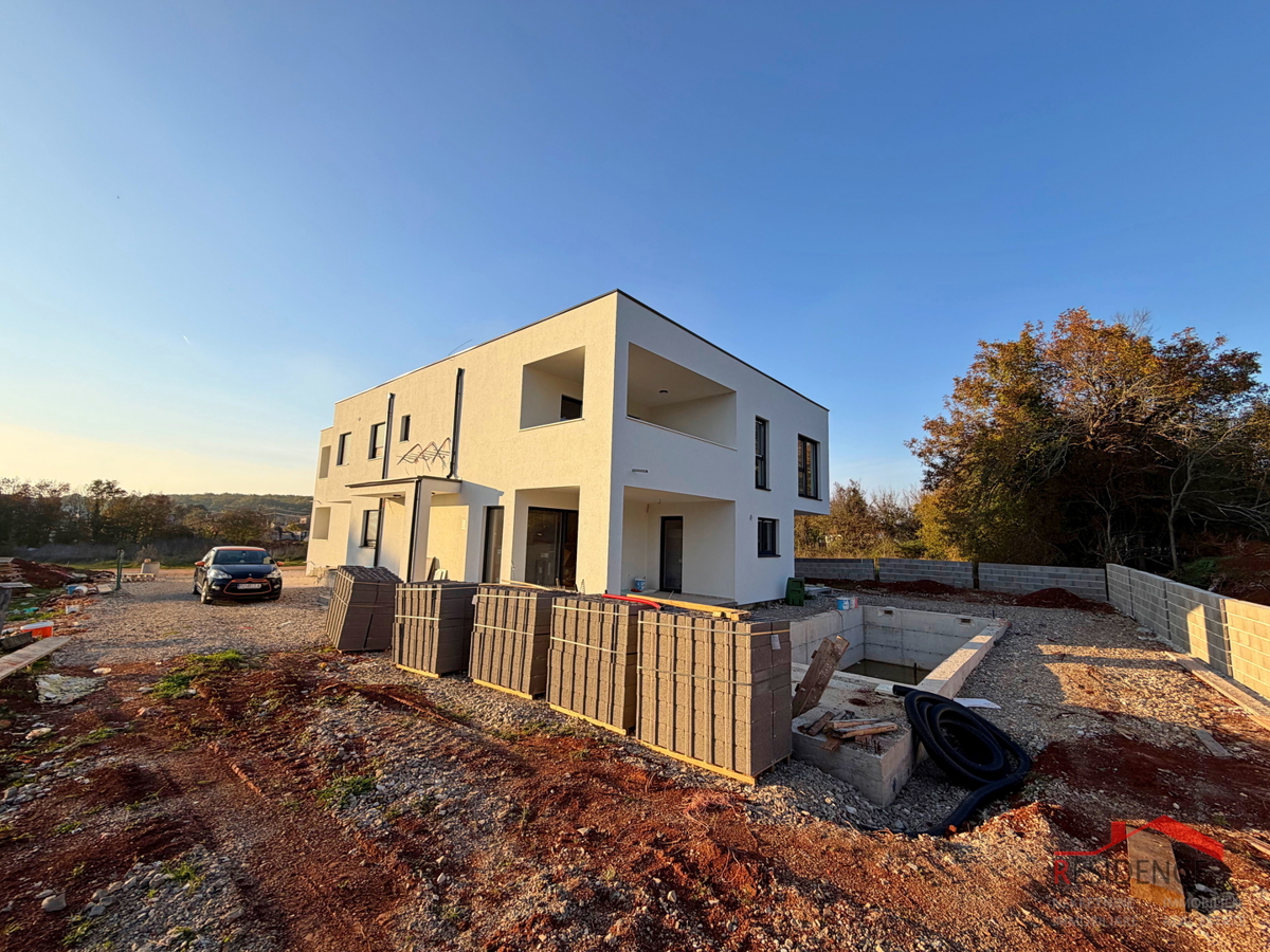 Pola, dintorni di Loborika, casa bifamiliare con piscina