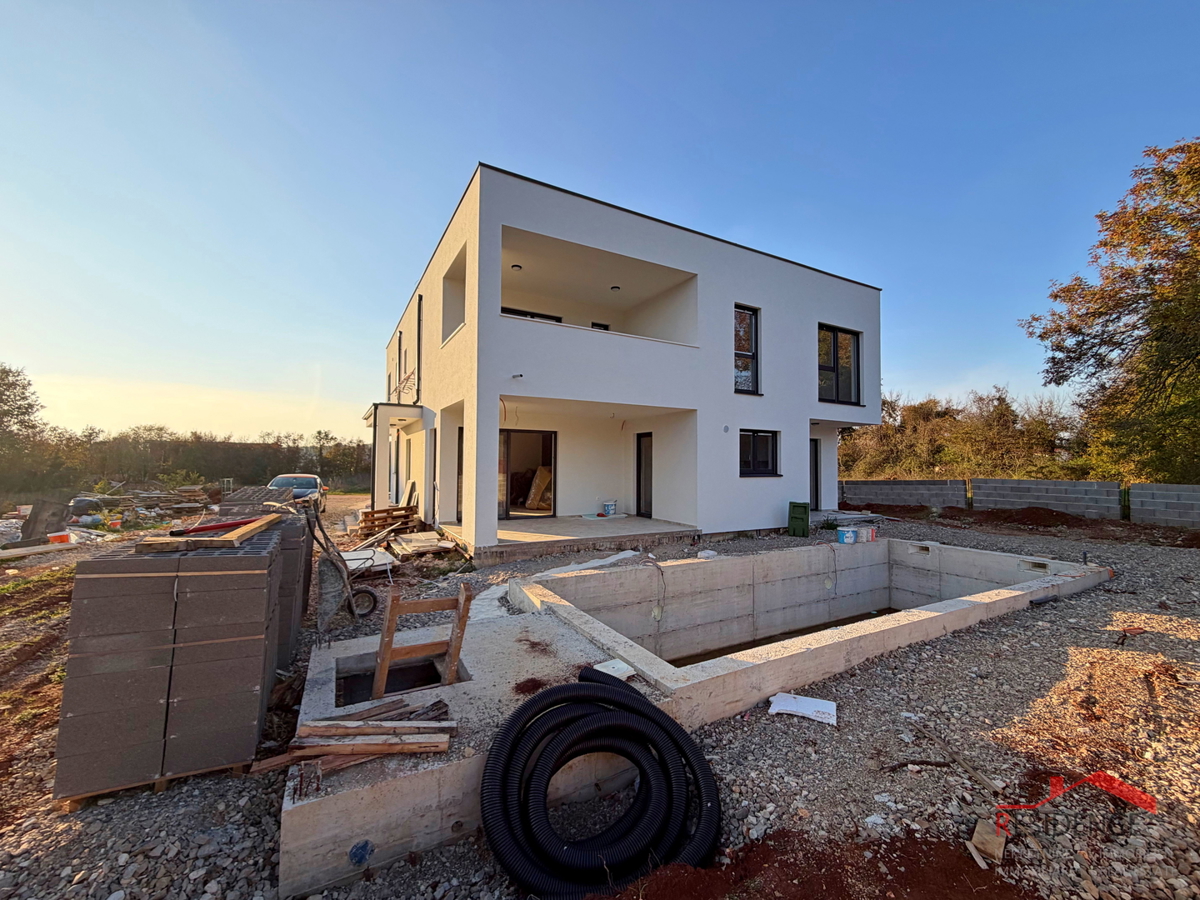 Pola, dintorni di Loborika, casa bifamiliare con piscina