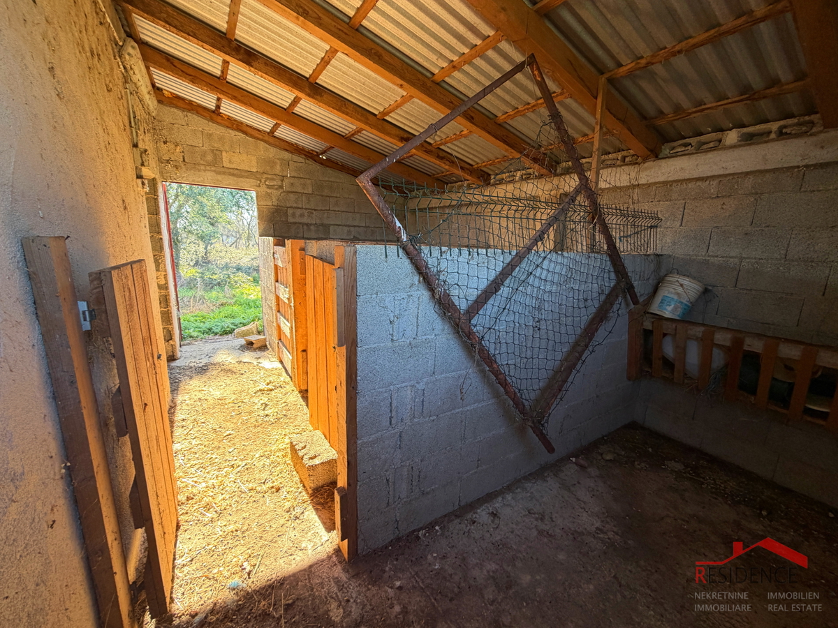 Pula, Monte Turco, terreno con edificio