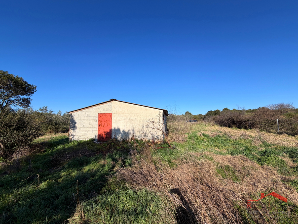 Pula, Monte Turco, terreno con edificio