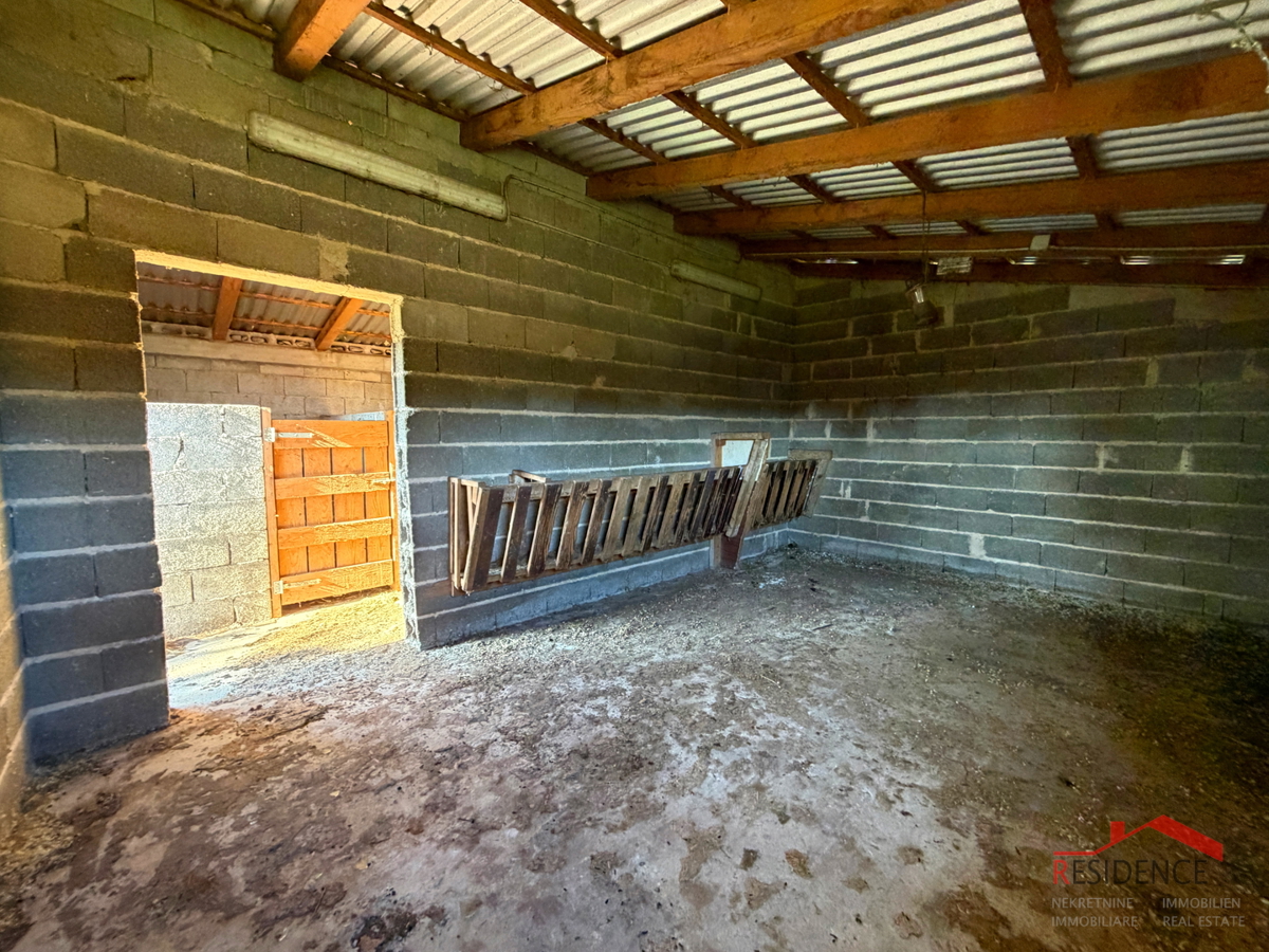 Pula, Monte Turco, terreno con edificio
