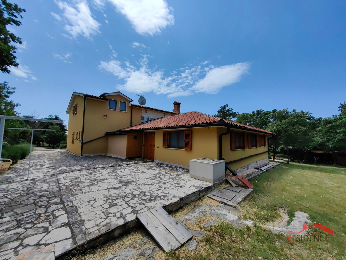 Villa con grande tenuta adatta al turismo della salute e del benessere - zona di Svetvinčenat