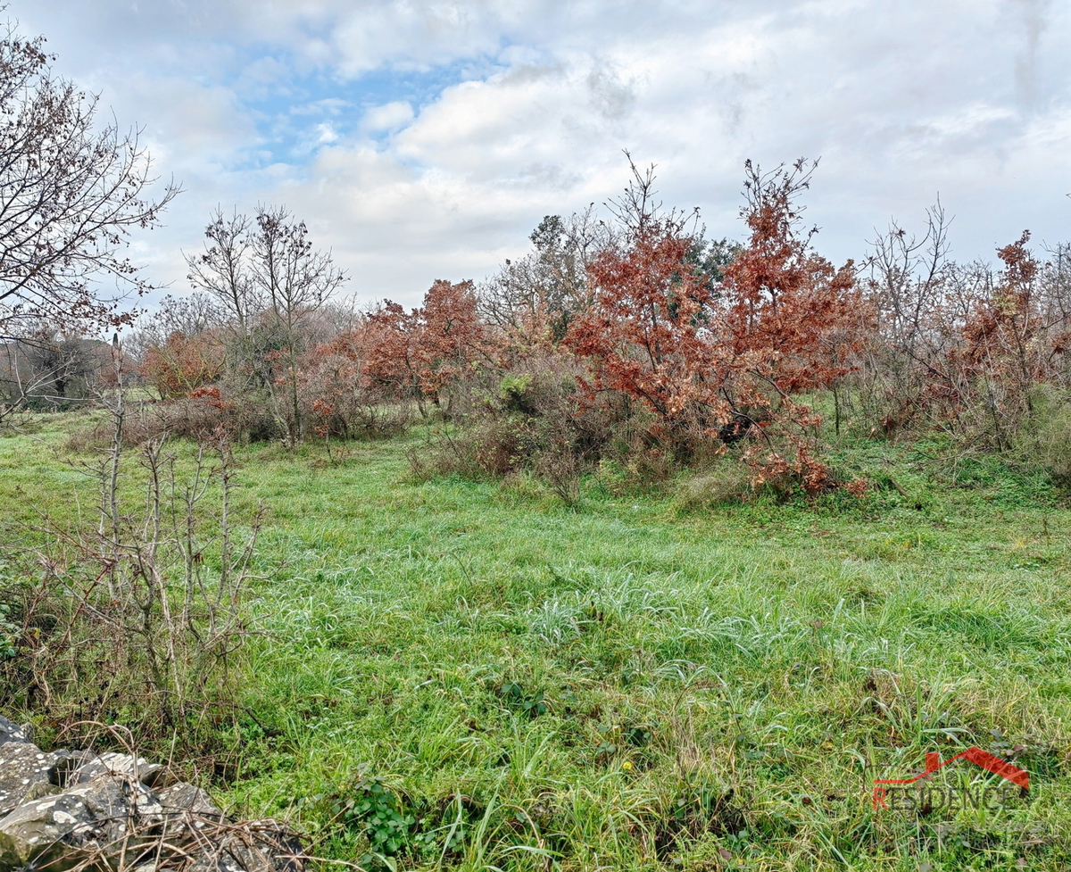 Peruški, Terreno edificabile e agricolo in un unico pezzo