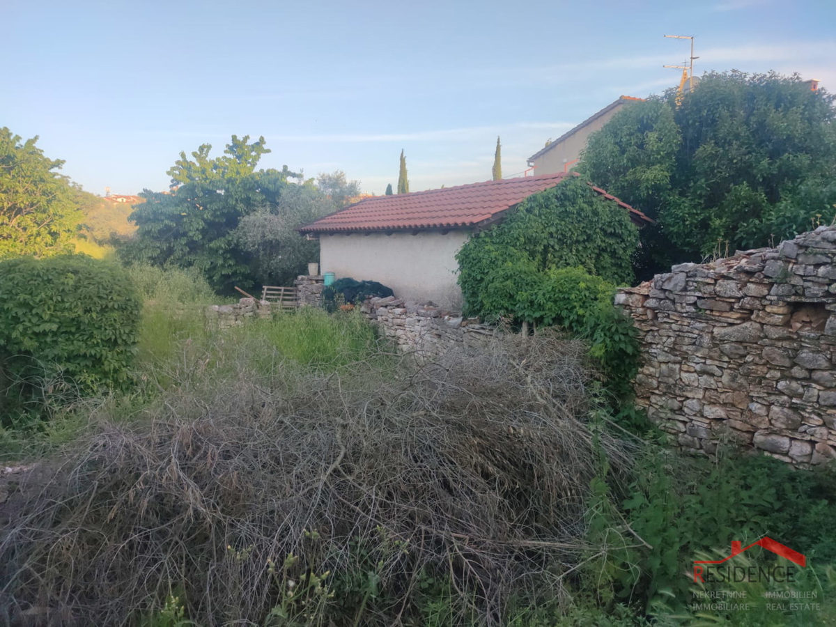 VODNJAN, TERRENO EDIFICABILE CON UN EDIFICIO