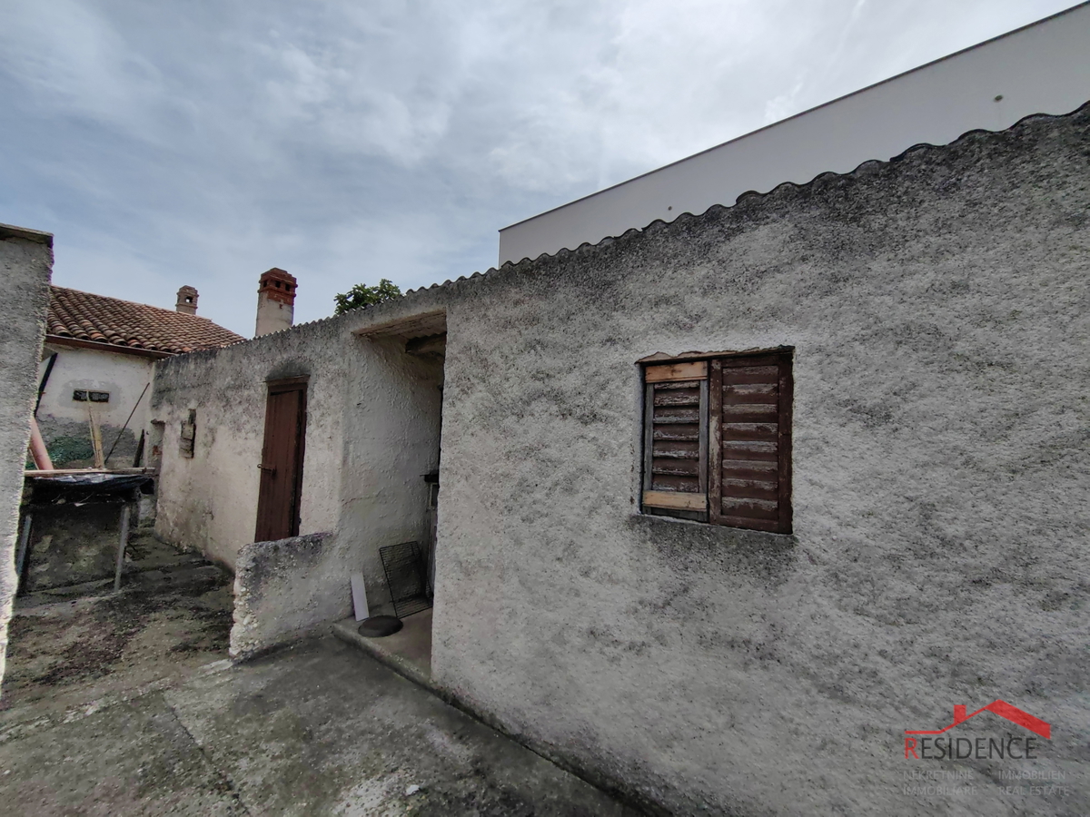 Vinkuran, due case e strutture ausiliarie