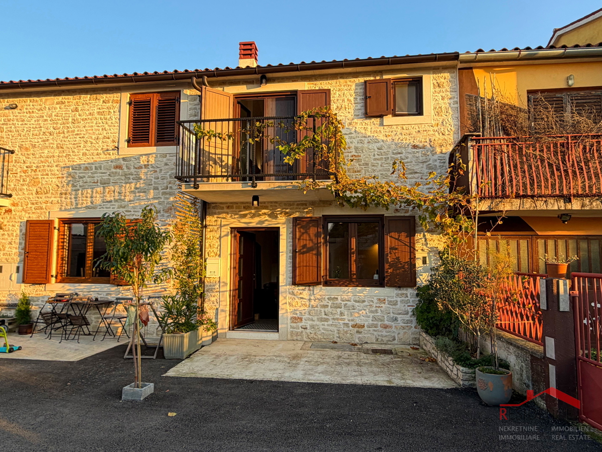 Peroj, casa in pietra a schiera, vendita esclusiva