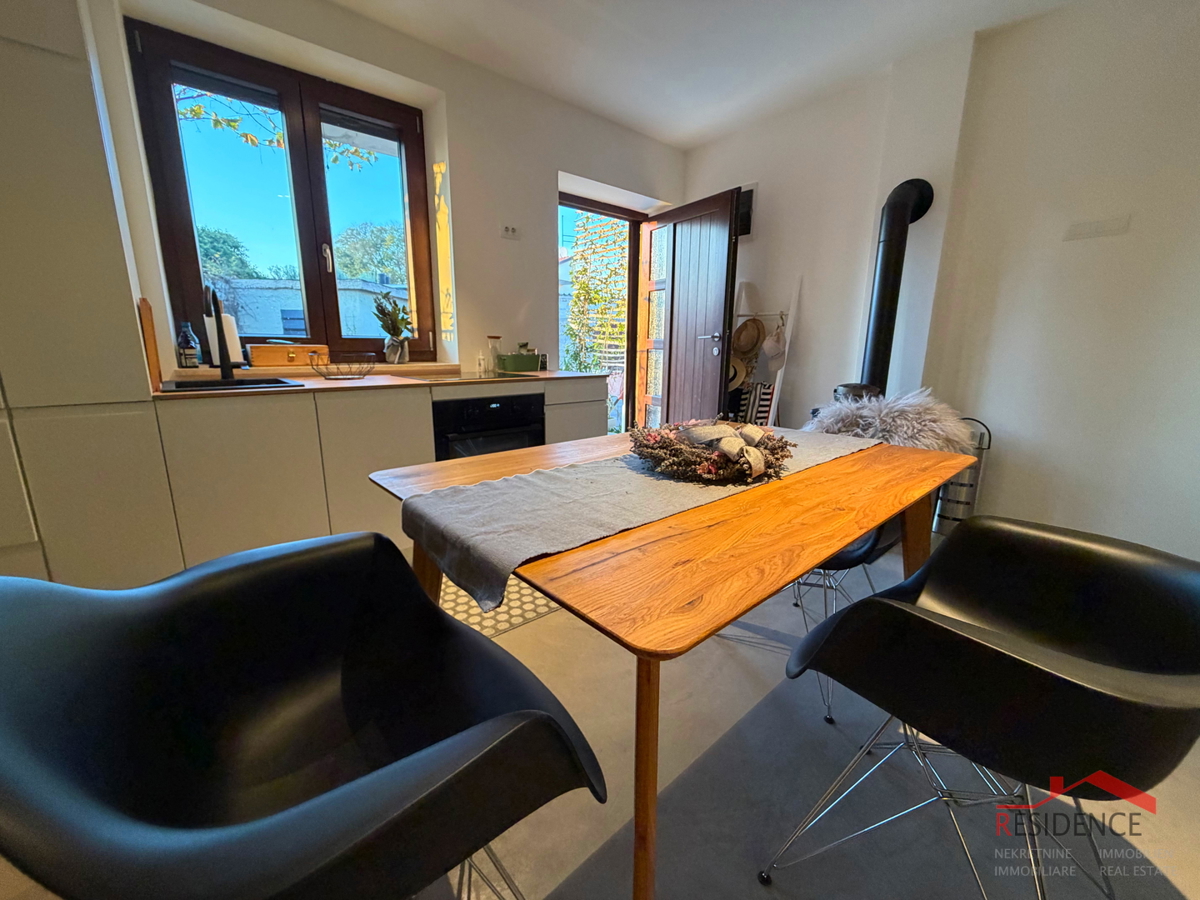 Peroj, casa in pietra a schiera, vendita esclusiva