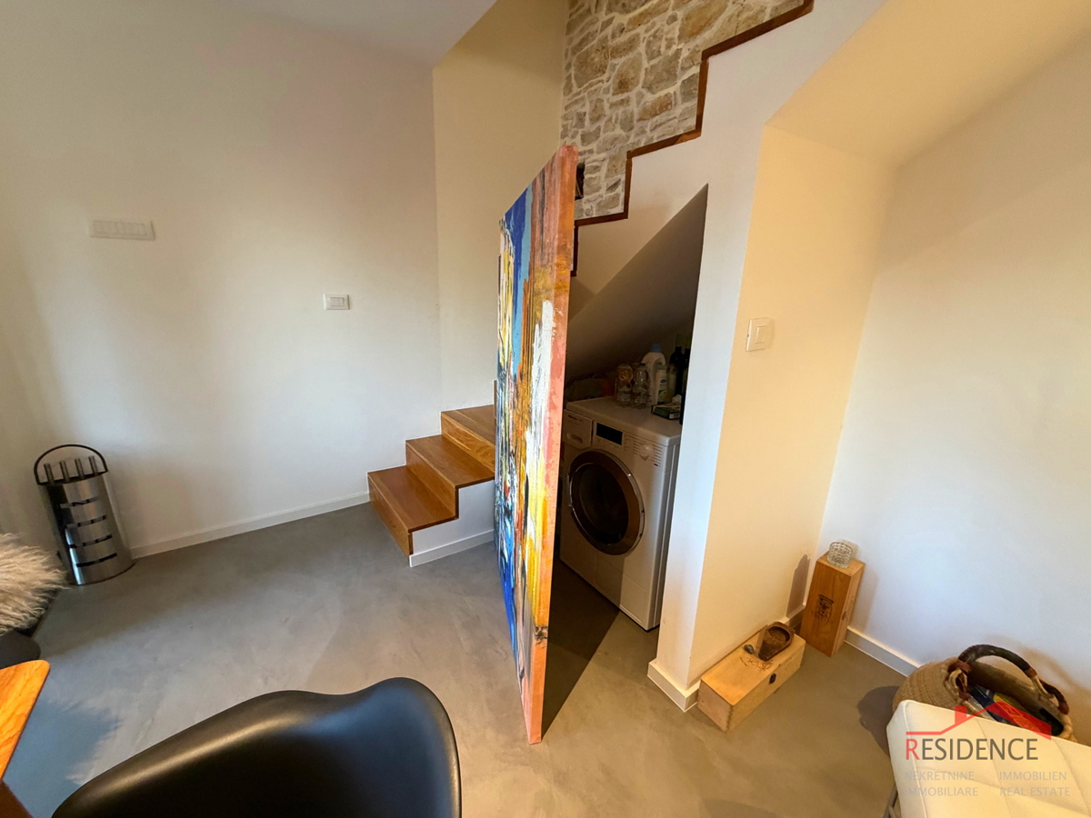 Peroj, casa in pietra a schiera, vendita esclusiva