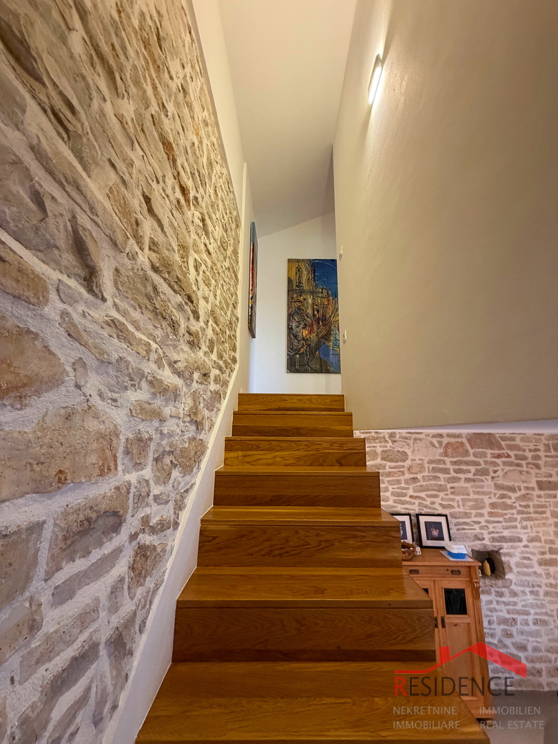 Peroj, casa in pietra a schiera, vendita esclusiva