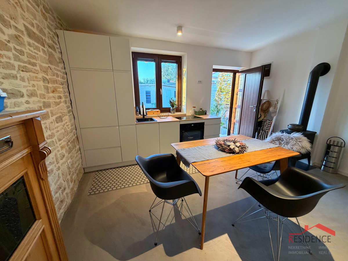 Peroj, casa in pietra a schiera, vendita esclusiva