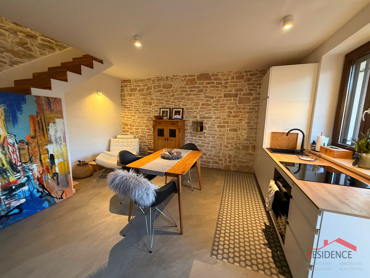 Peroj, casa in pietra a schiera, vendita esclusiva