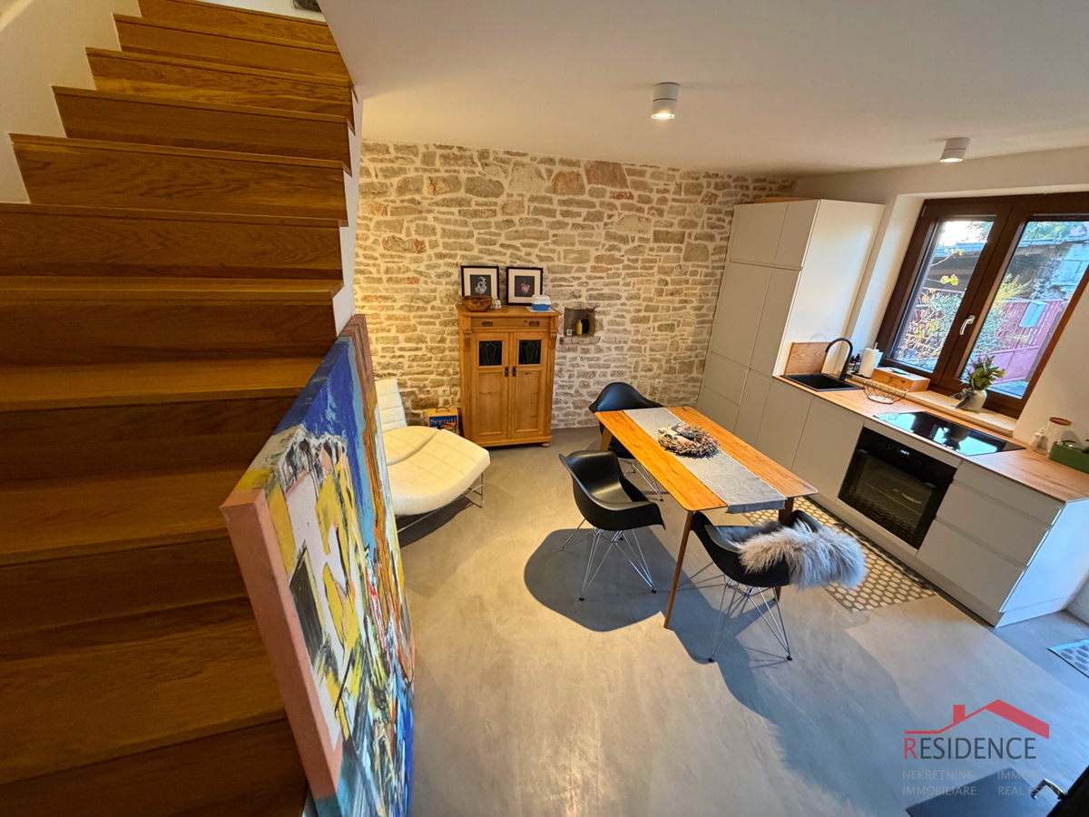 Peroj, casa in pietra a schiera, vendita esclusiva