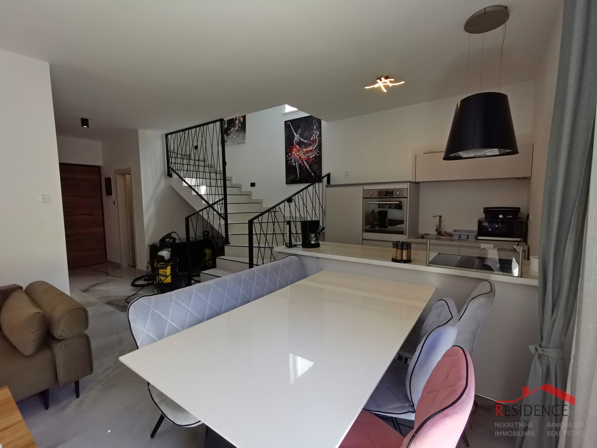 Pola, dintorni, nuova casa con piscina