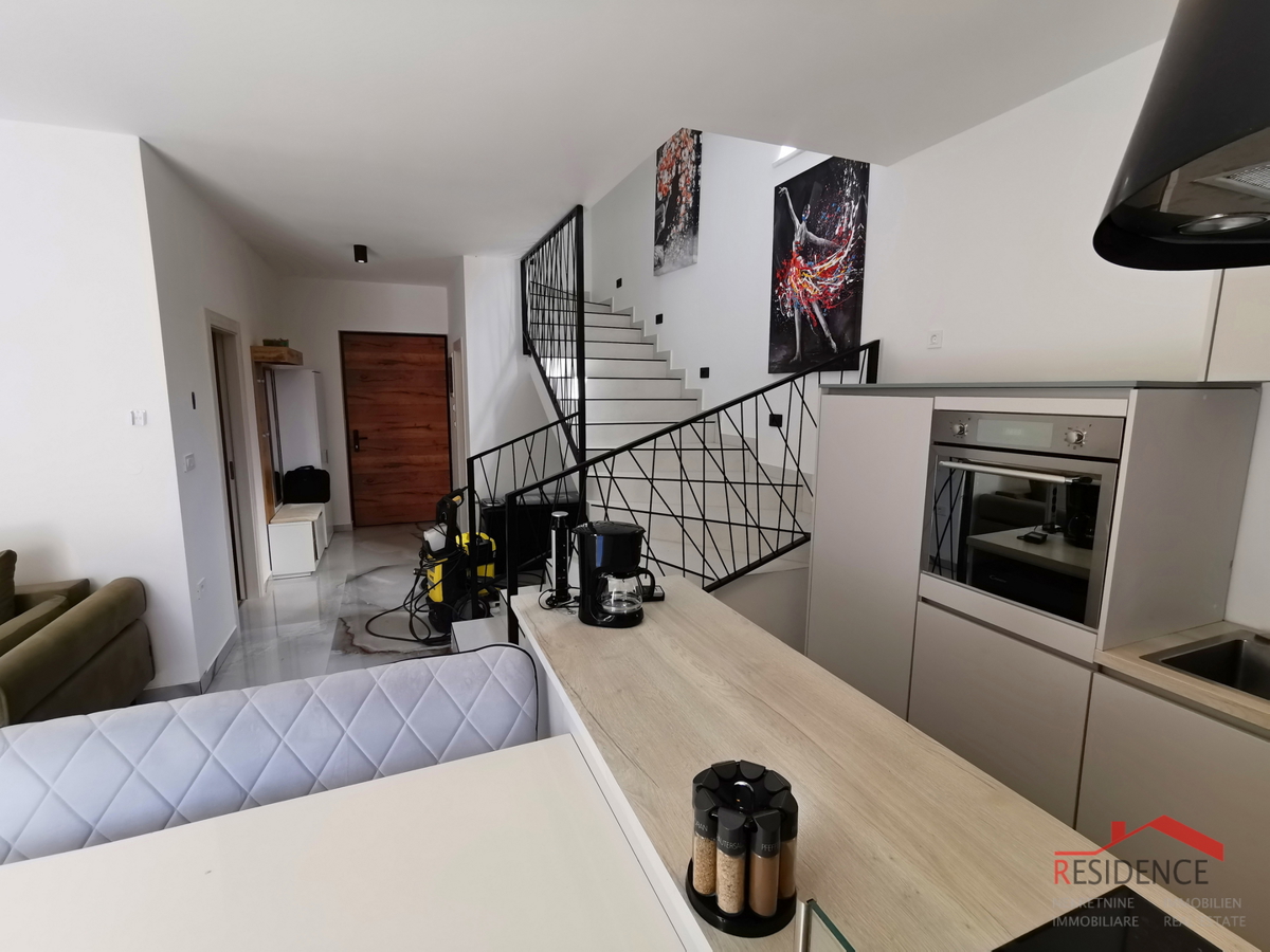 Pola, dintorni, nuova casa con piscina