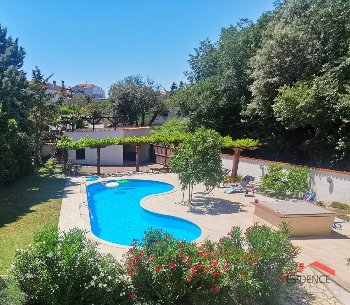 CASA A BANJOLE CON PISCINA, 6 APPARTAMENTI