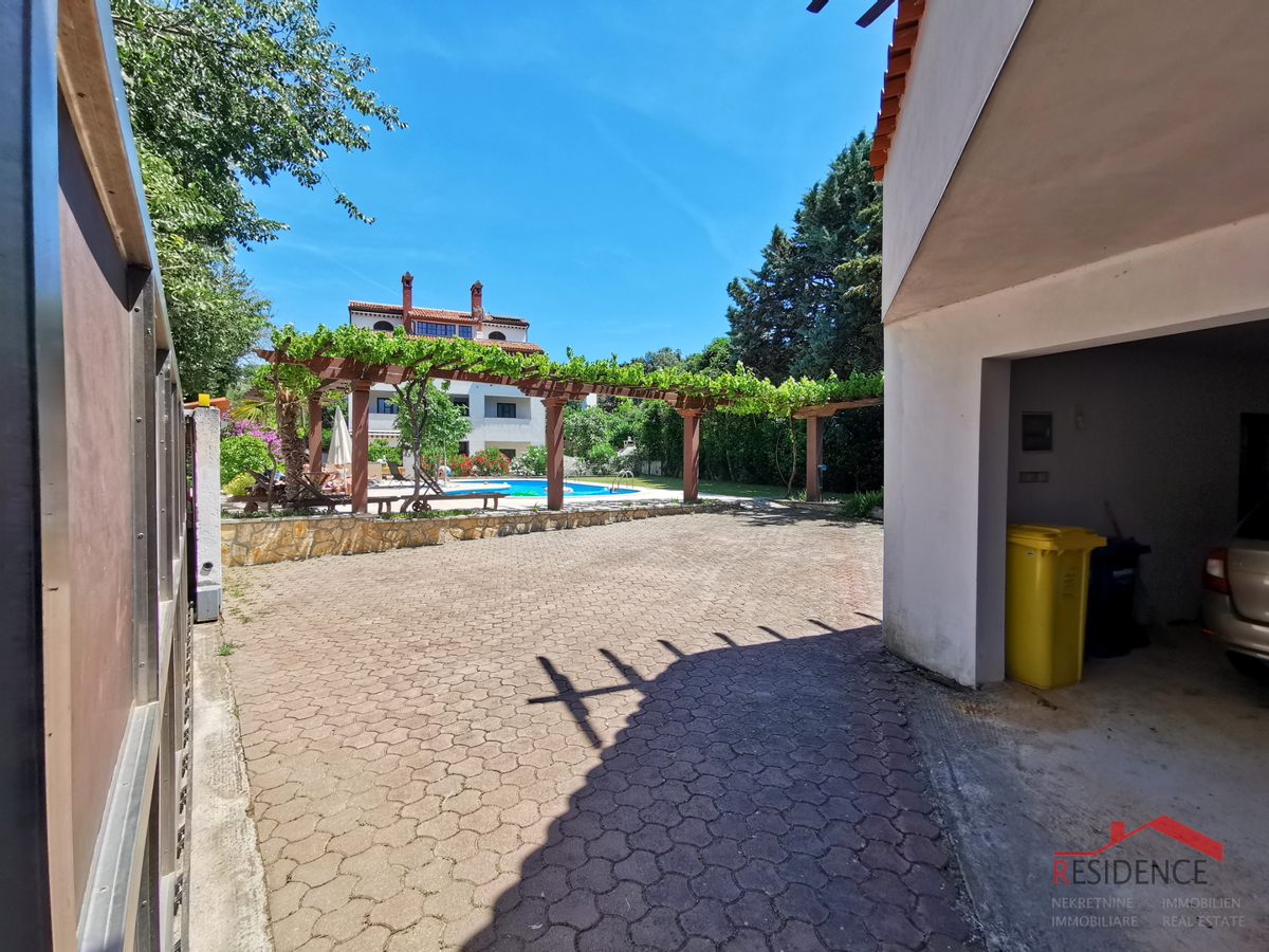 CASA A BANJOLE CON PISCINA, 6 APPARTAMENTI
