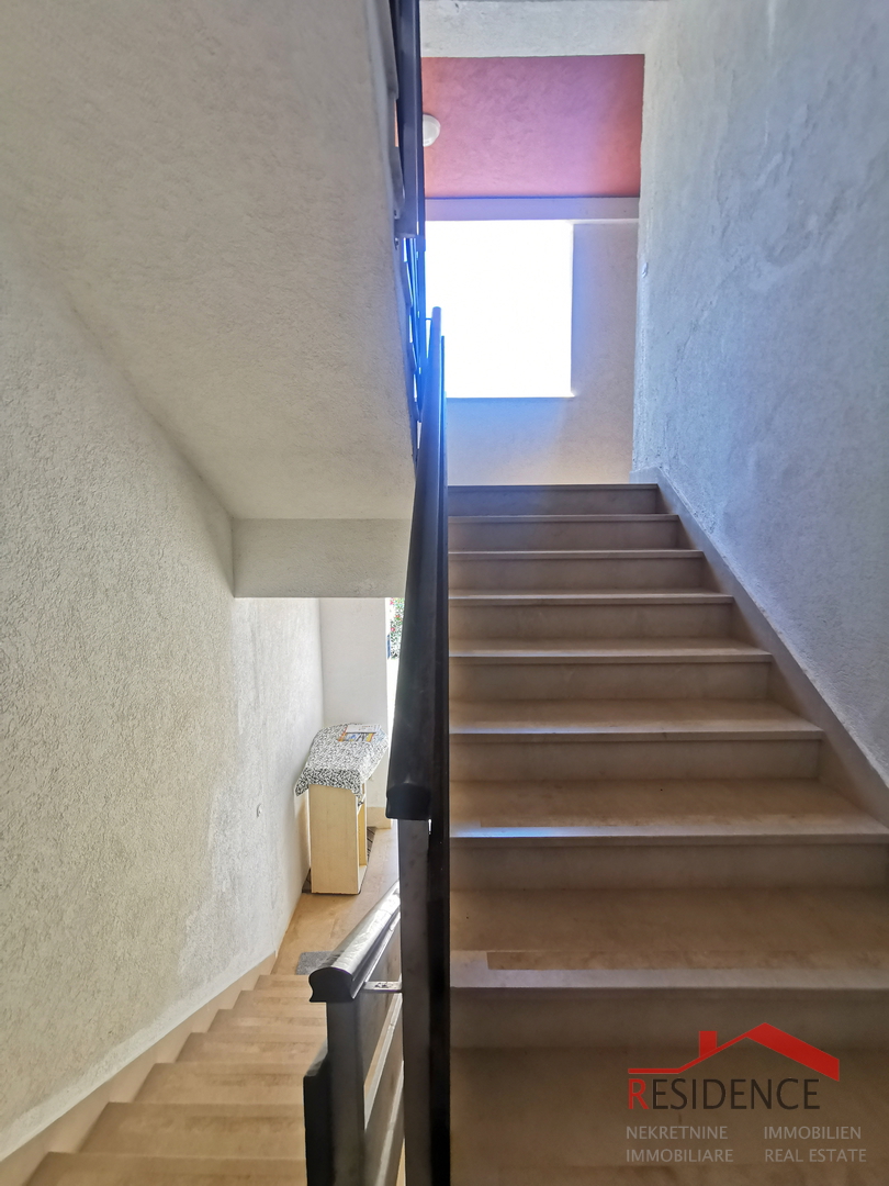 CASA A BANJOLE CON PISCINA, 6 APPARTAMENTI