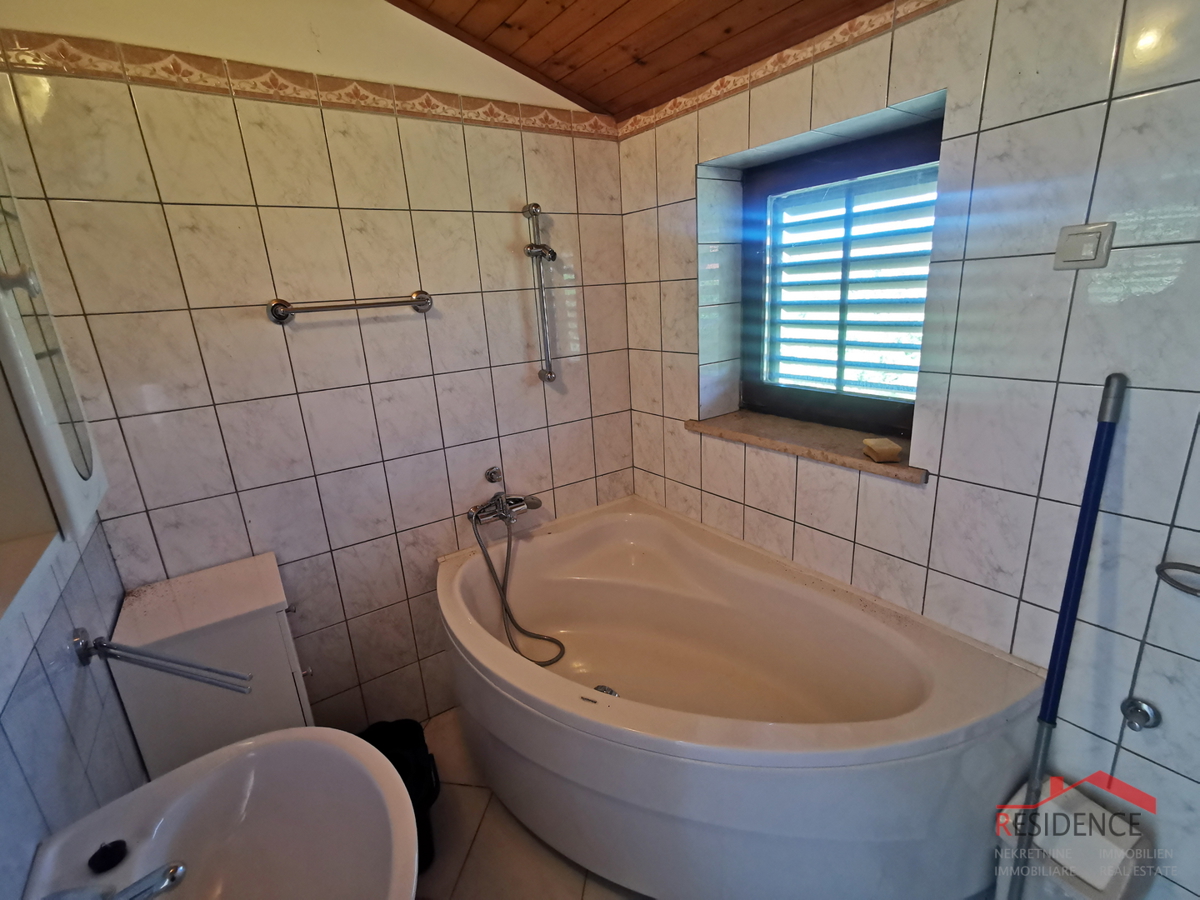 CASA A BANJOLE CON PISCINA, 6 APPARTAMENTI