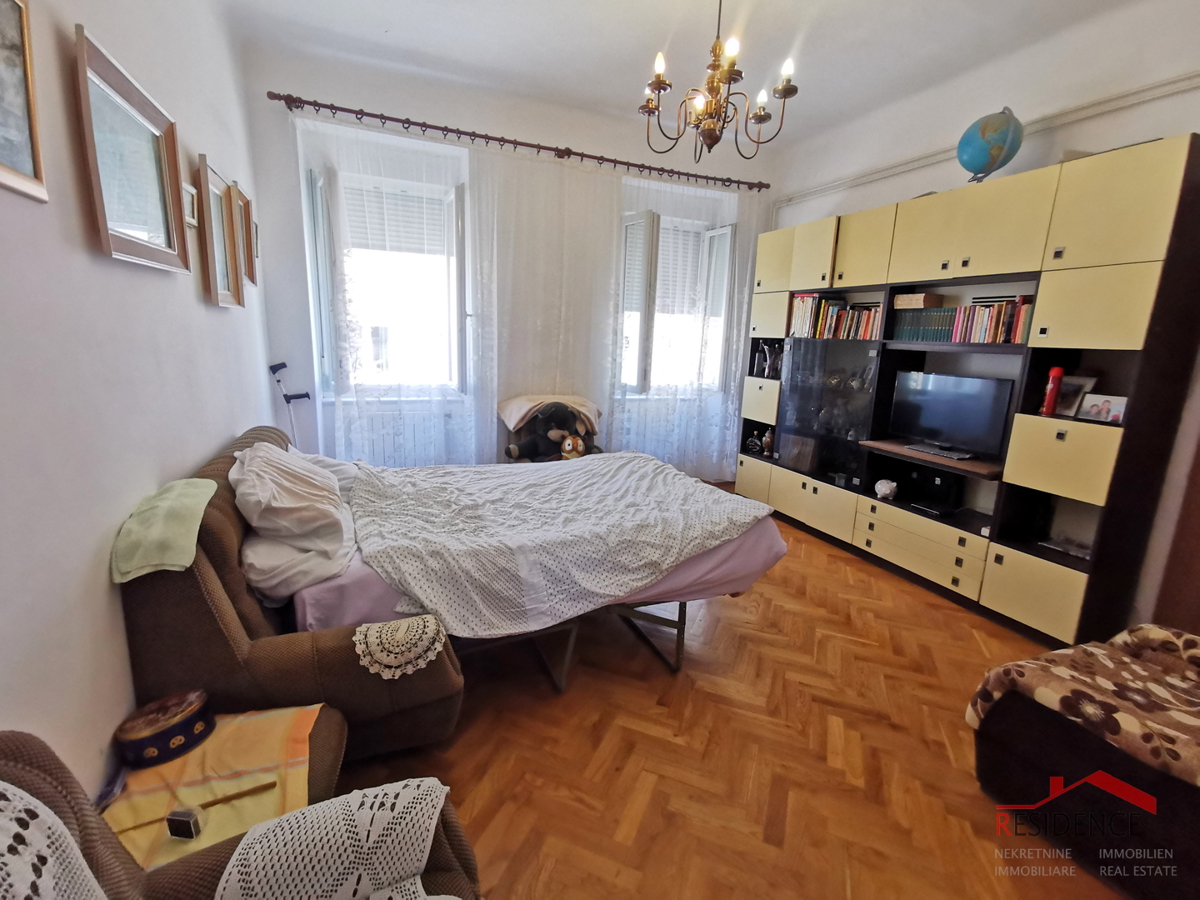 Pola, centro, appartamento al primo piano, tre camere da letto