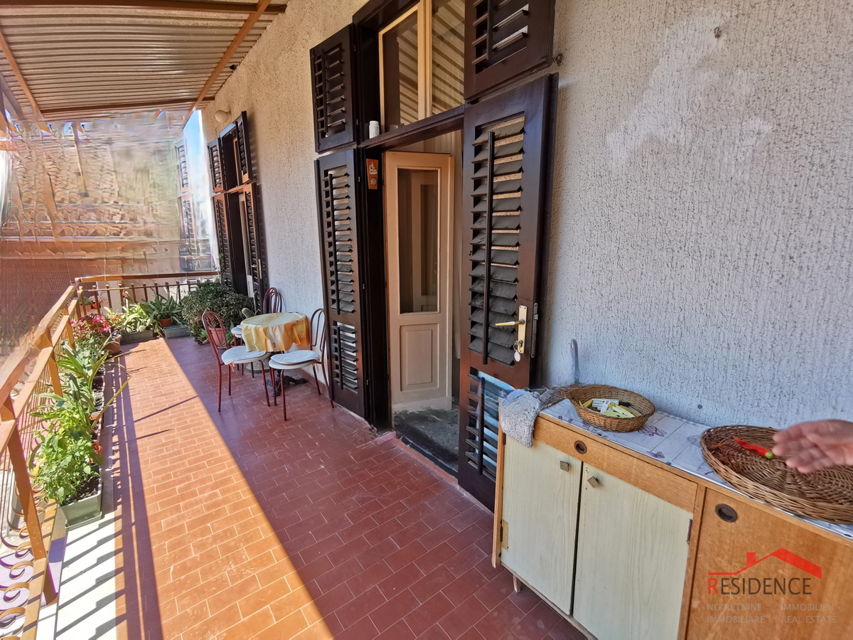 Pola, centro, appartamento al primo piano, tre camere da letto