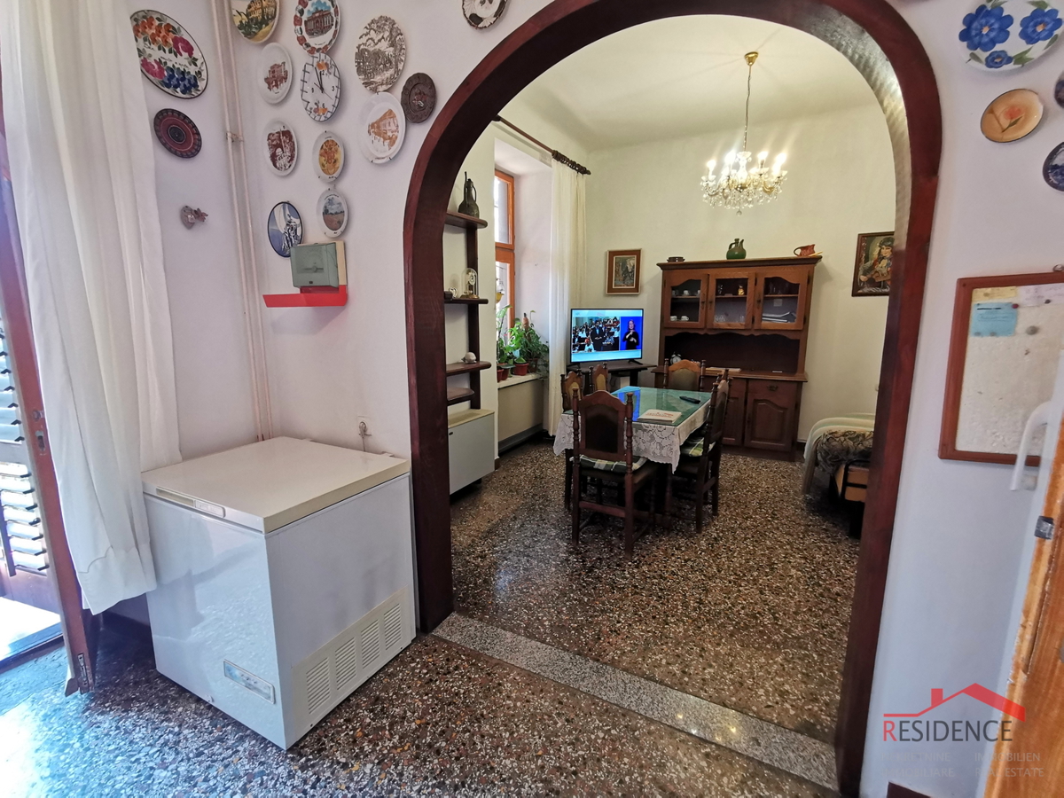 Pola, centro, appartamento al primo piano, tre camere da letto