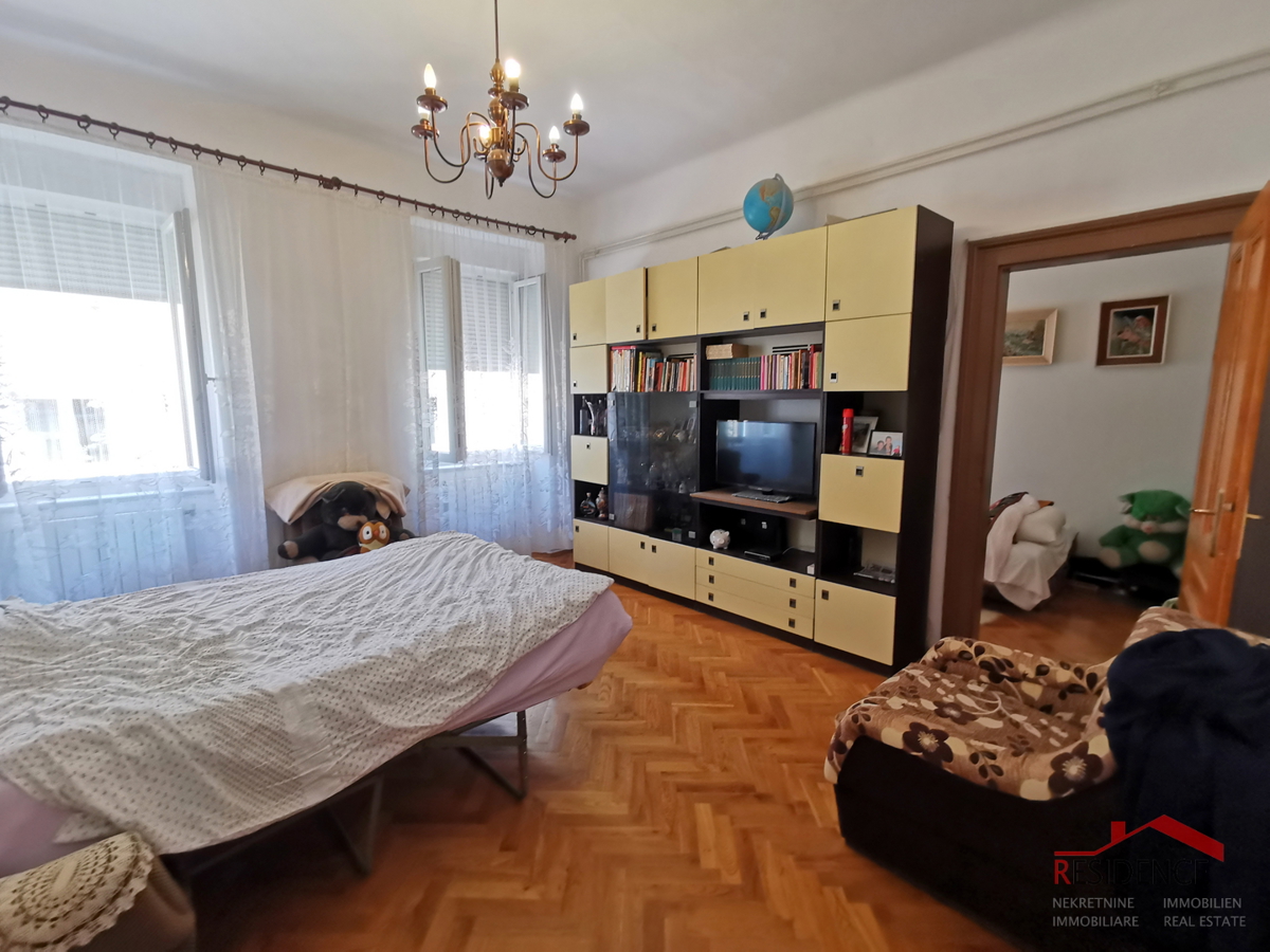 Pola, centro, appartamento al primo piano, tre camere da letto