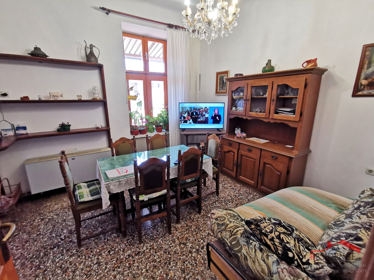 Pola, centro, appartamento al primo piano, tre camere da letto