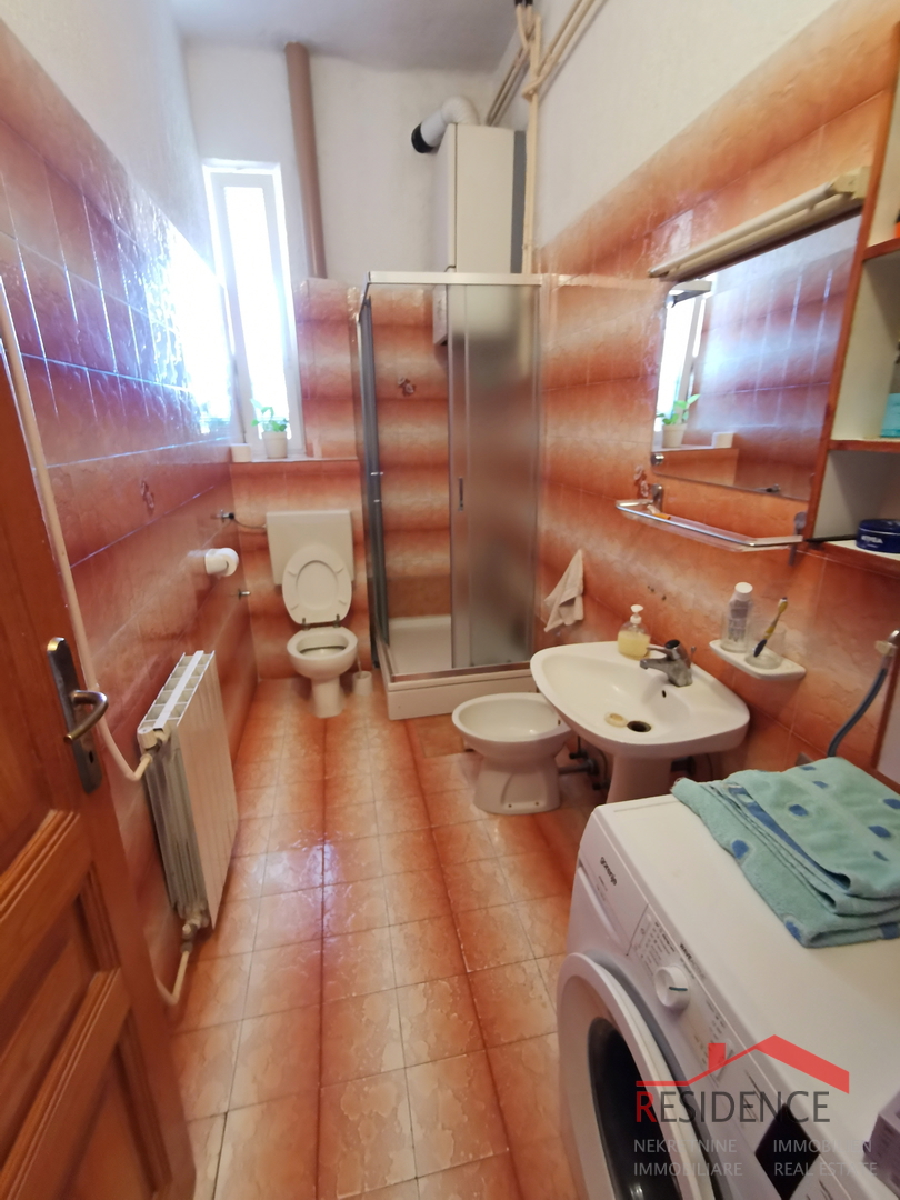 Pola, centro, appartamento al primo piano, tre camere da letto