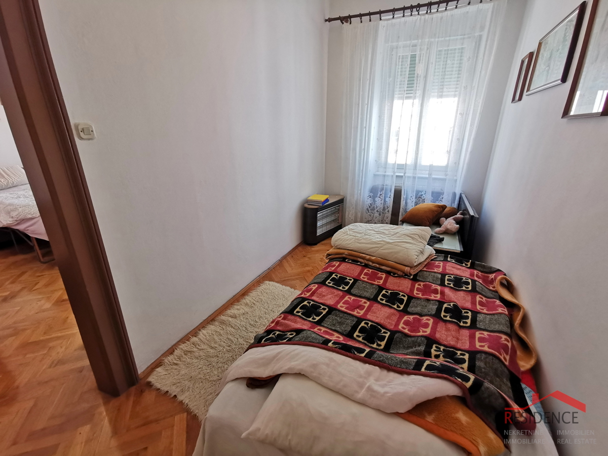 Pola, centro, appartamento al primo piano, tre camere da letto