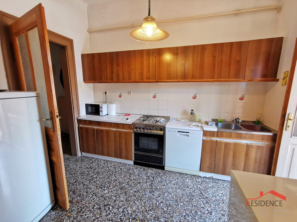 Pola, centro, appartamento al primo piano, tre camere da letto