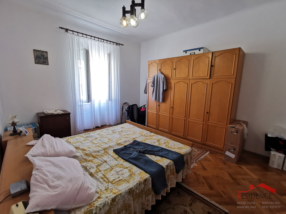 Pola, centro, appartamento al primo piano, tre camere da letto