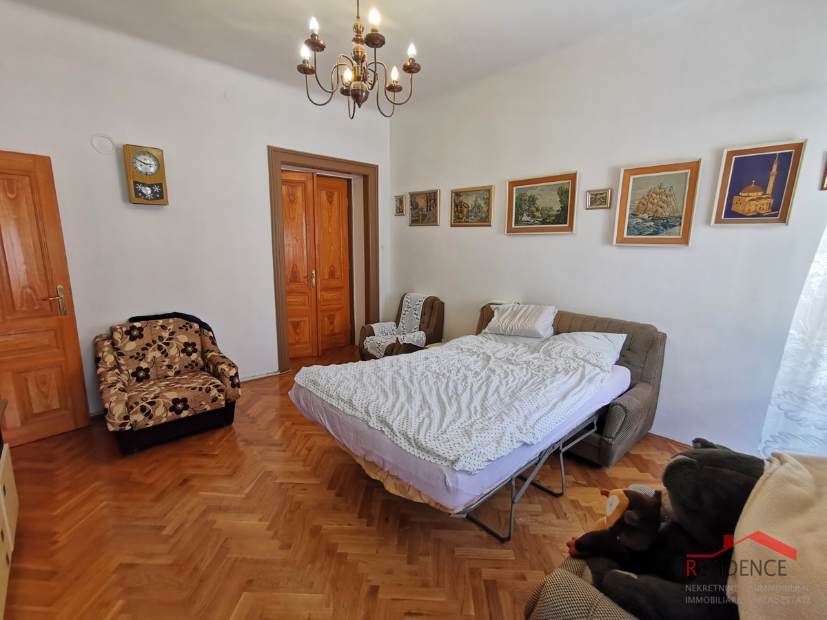 Pola, centro, appartamento al primo piano, tre camere da letto