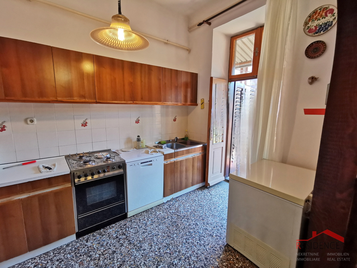 Pola, centro, appartamento al primo piano, tre camere da letto