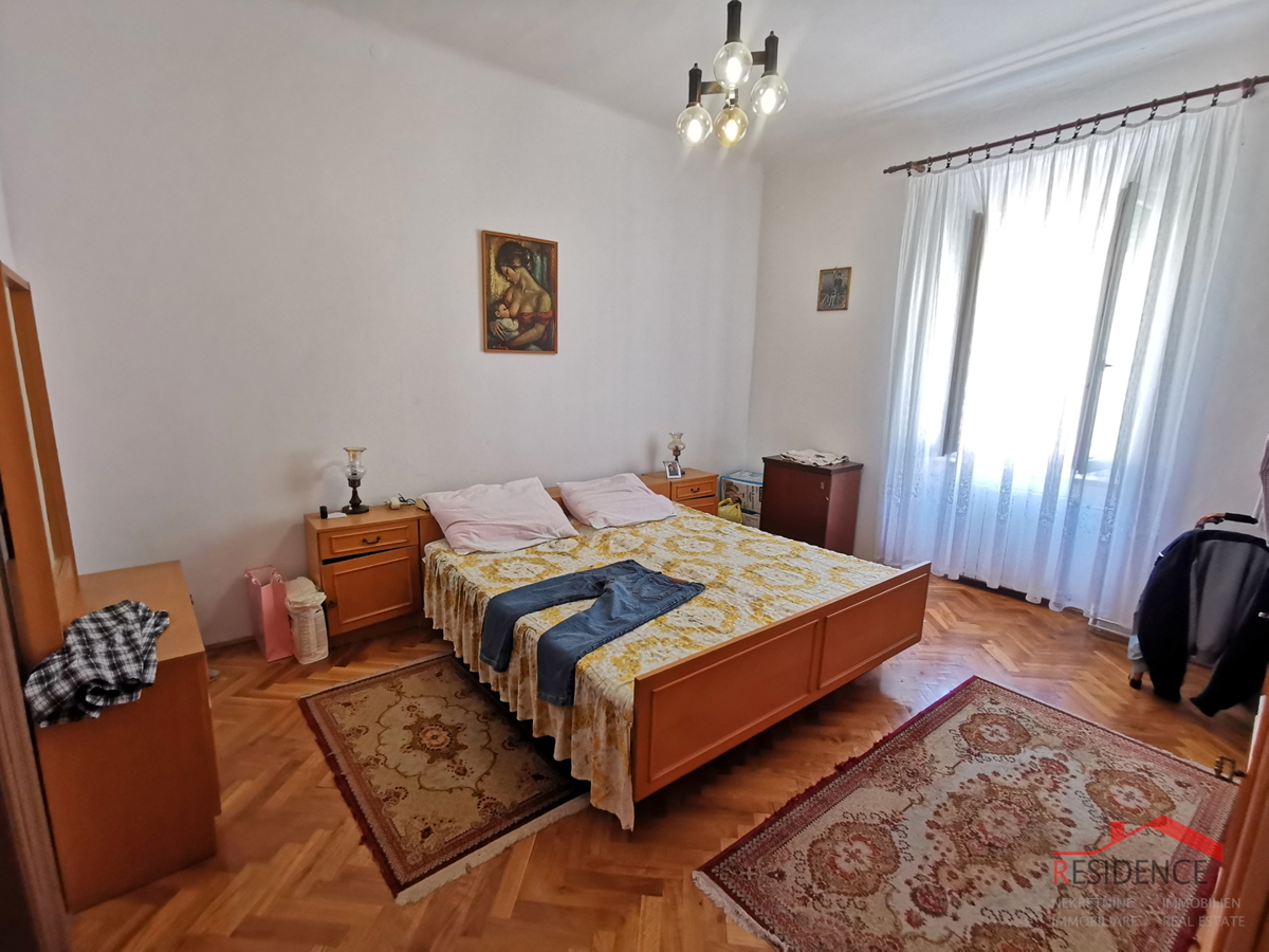 Pola, centro, appartamento al primo piano, tre camere da letto