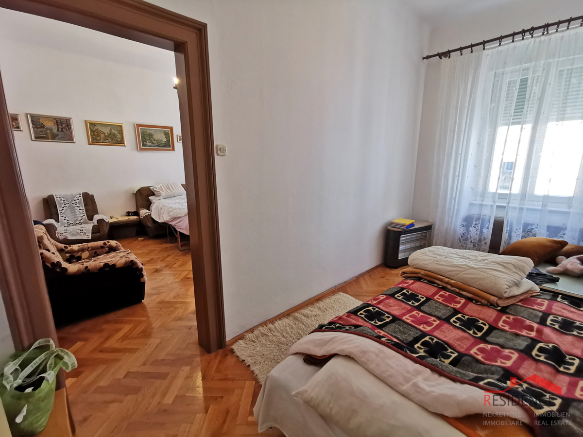 Pola, centro, appartamento al primo piano, tre camere da letto