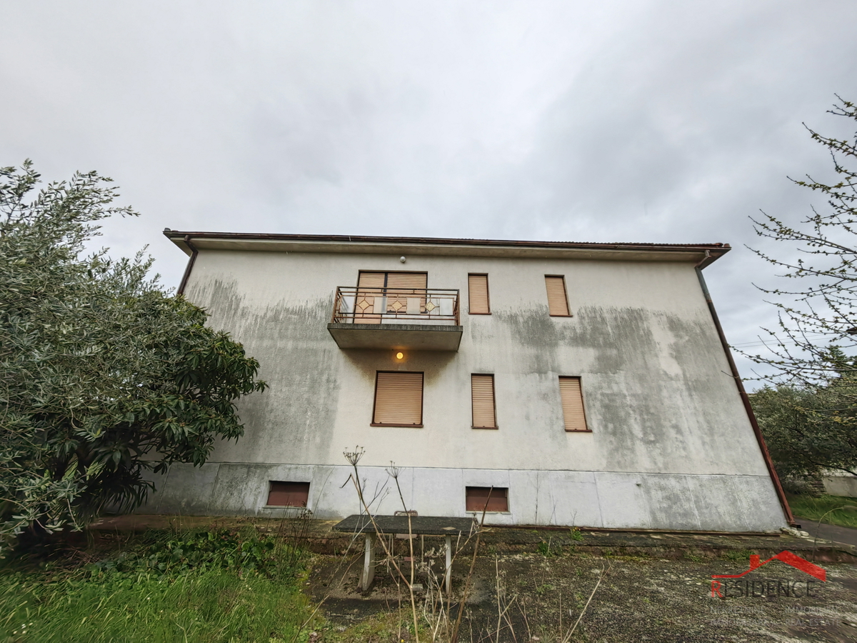 Casa a Veli Vrh con ampio giardino e terreno edificabile