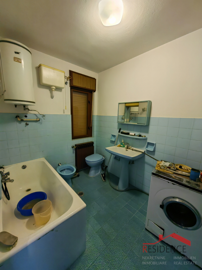 Casa a Veli Vrh con ampio giardino e terreno edificabile