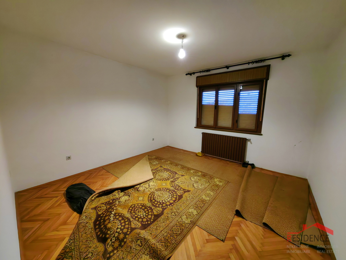 Casa a Veli Vrh con ampio giardino e terreno edificabile