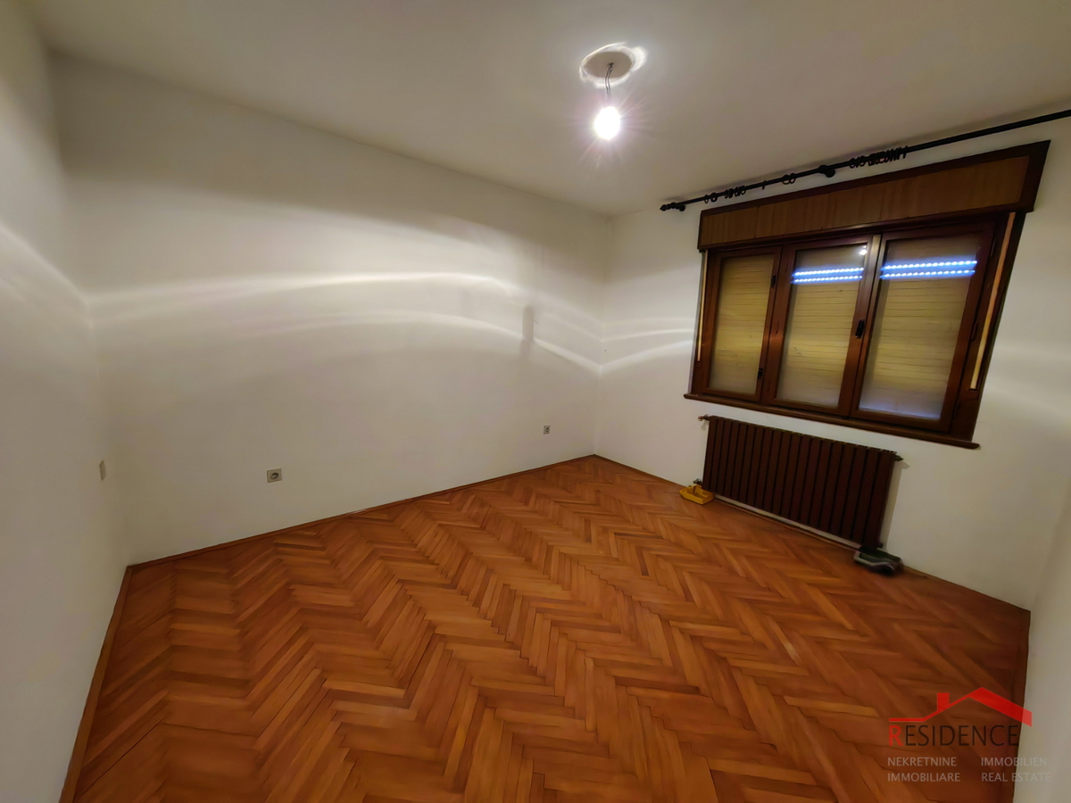 Casa a Veli Vrh con ampio giardino e terreno edificabile