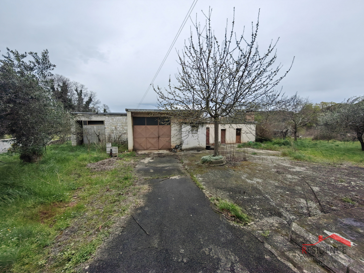 Casa a Veli Vrh con ampio giardino e terreno edificabile