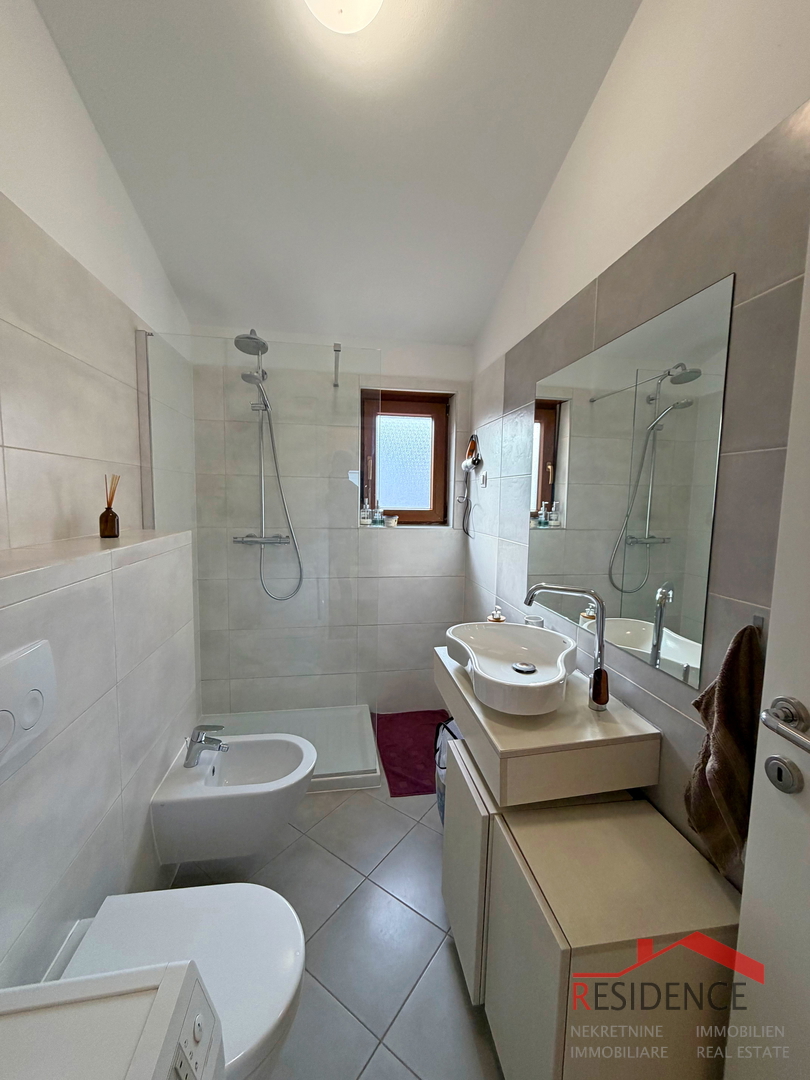 Štinjan, 1° piano, 2 camere da letto, 2 posti auto