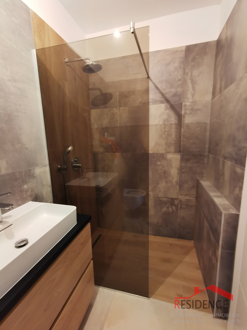 Banjole - Volme, nuovo appartamento al piano terra con piscina e giardino