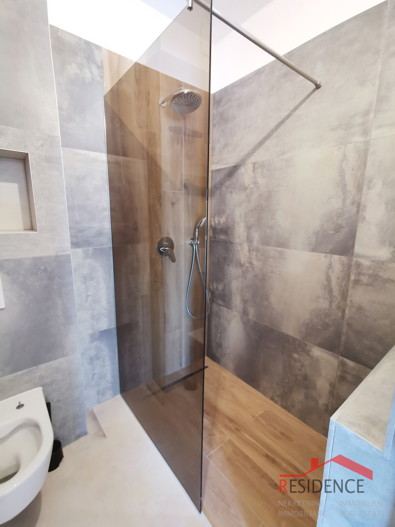 Banjole - Volme, nuovo appartamento al piano terra con piscina e giardino