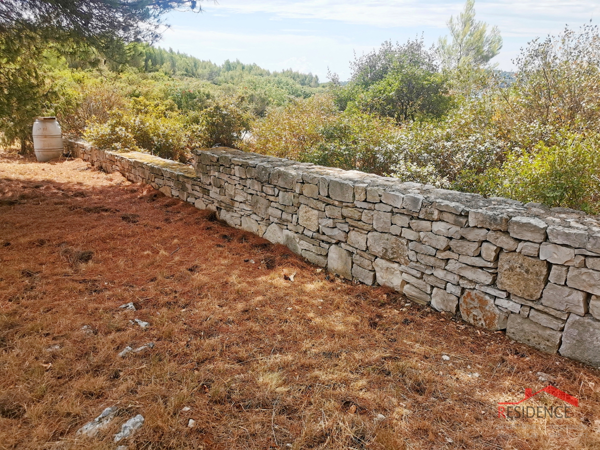 Pomer, terreno agricolo con vista sul mare