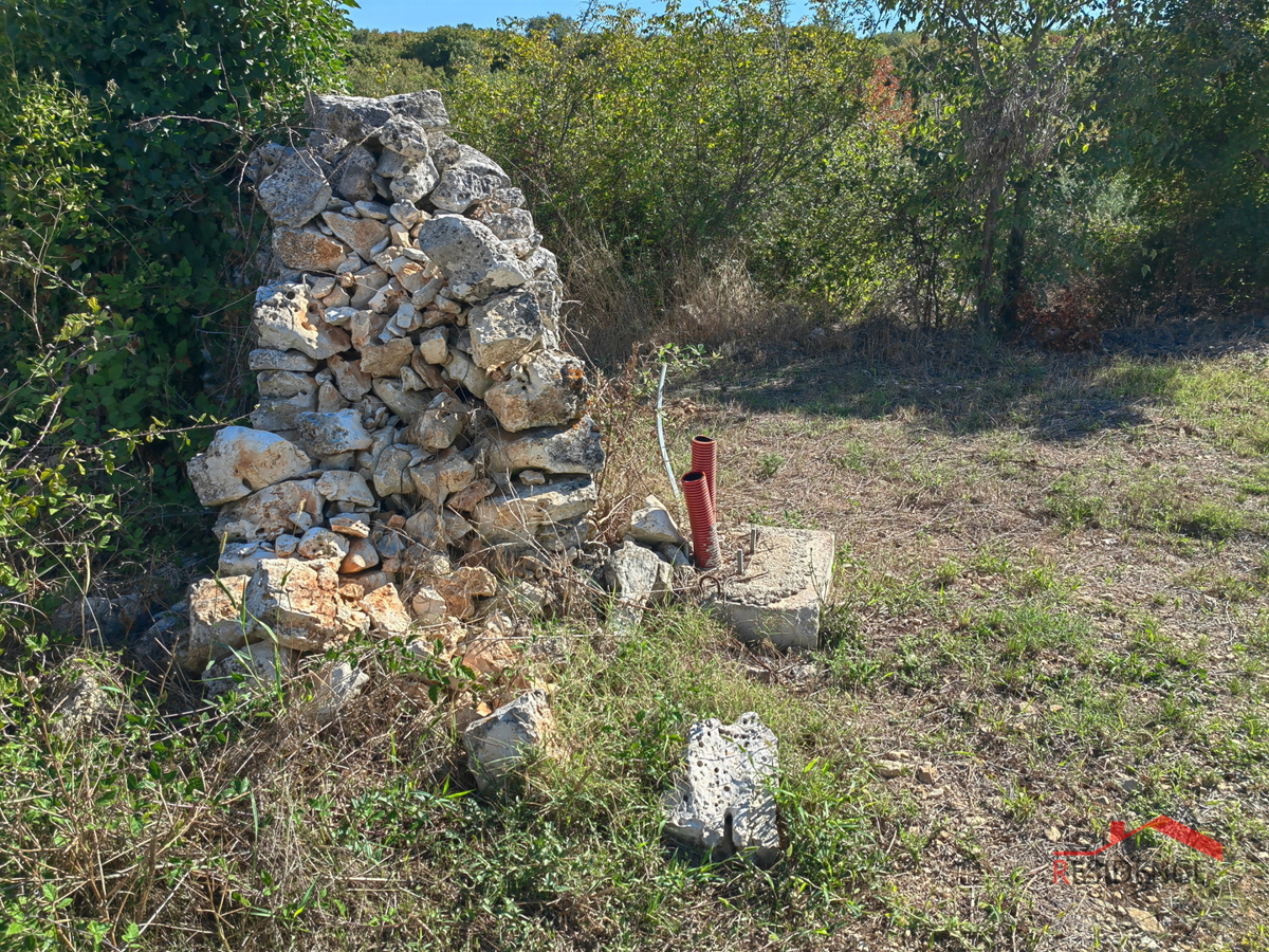 Bale, terreno edificabile con permesso di costruire per due case