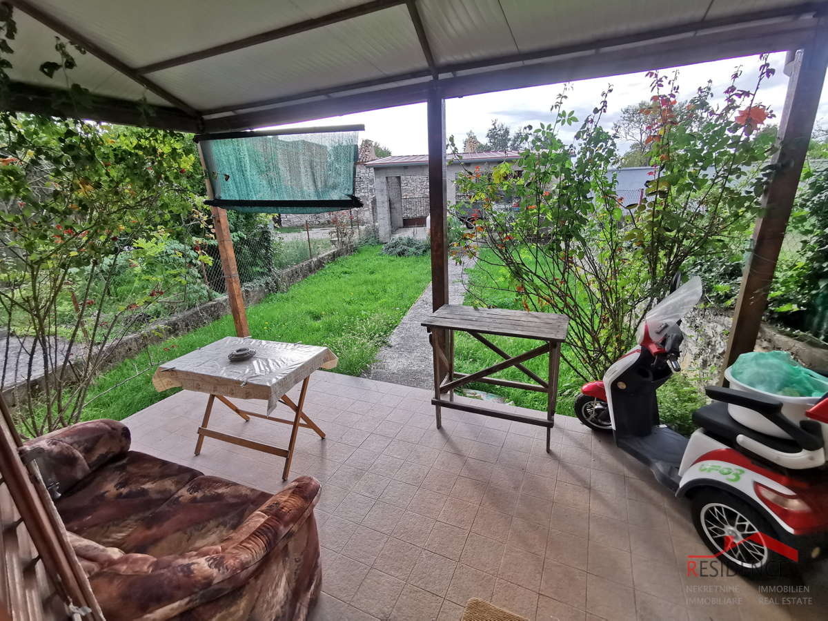 VODNJAN, CASA IN PIETRA CON GIARDINO
