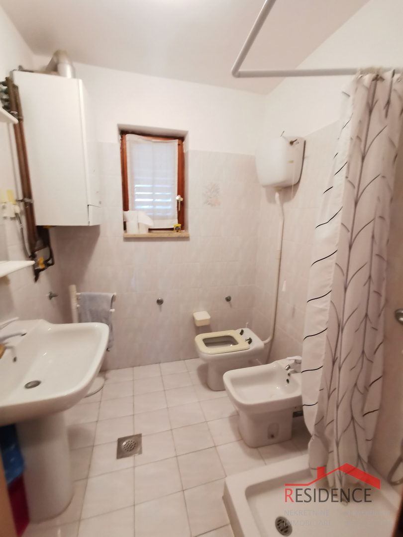 VODNJAN, CASA IN PIETRA CON GIARDINO